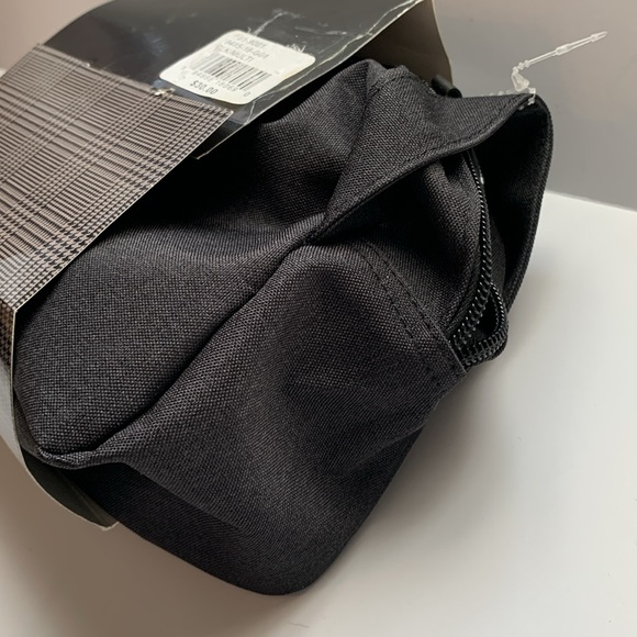 American Exchange Men Toiletry Bag Set with 2 Reusable Masks and Card Holder - Picture 7 of 8